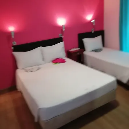 Residencial Camoes Bed & Breakfast 2*