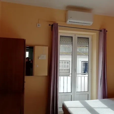 Residencial Camoes Bed & Breakfast 2*