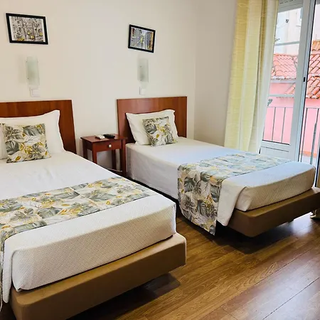 Residencial Camoes Bed & Breakfast 2*