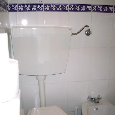 Residencial Camoes Oda ve Kahvaltı 2*