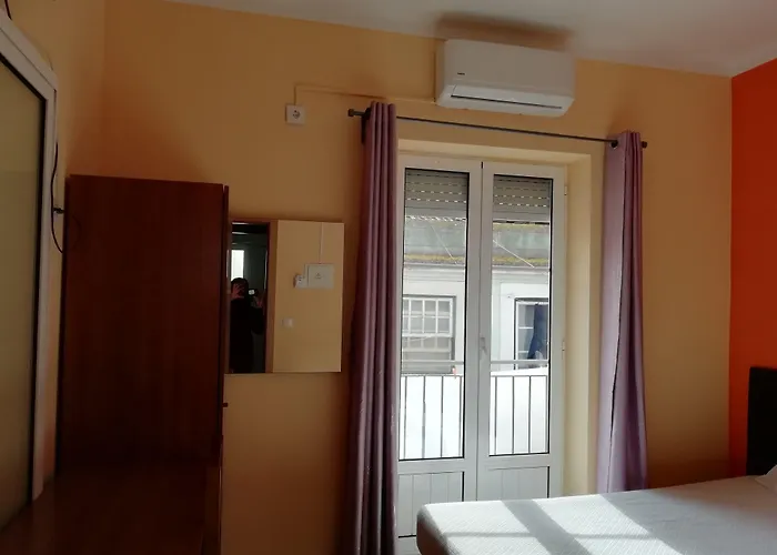 Residencial Camoes Bed & Breakfast 2*