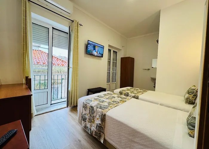 Residencial Camoes Bed & Breakfast 2*