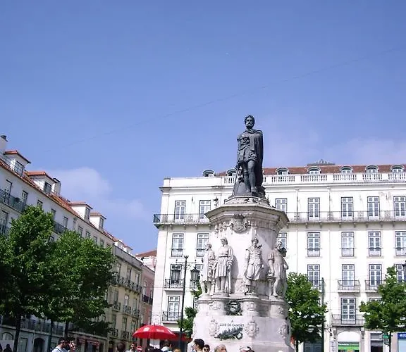 Residencial Camoes Bed & Breakfast 2*