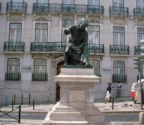 Residencial Camoes Bed & Breakfast 2*